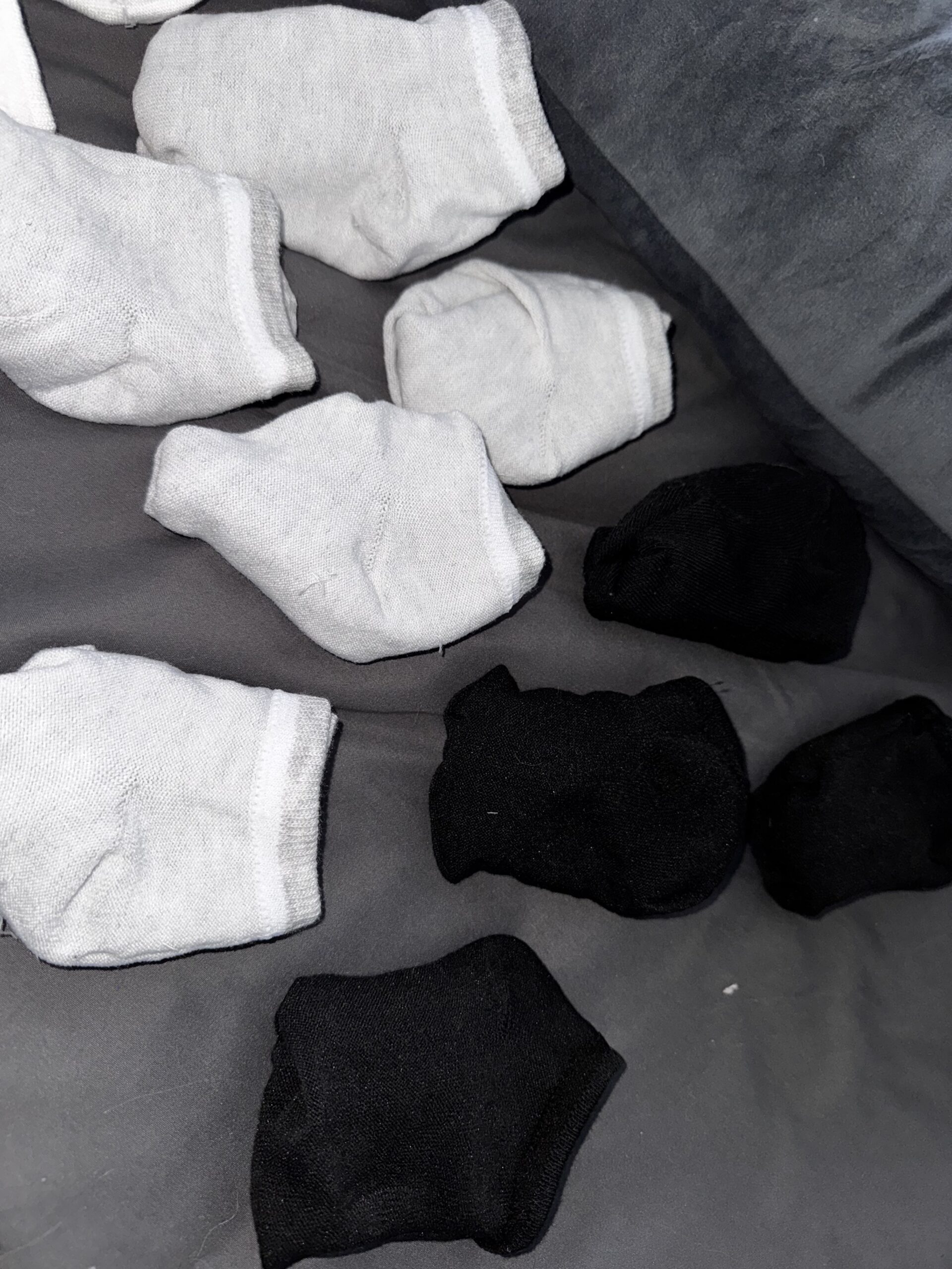 black-or-white-sneaker-socks-worn-by-nele