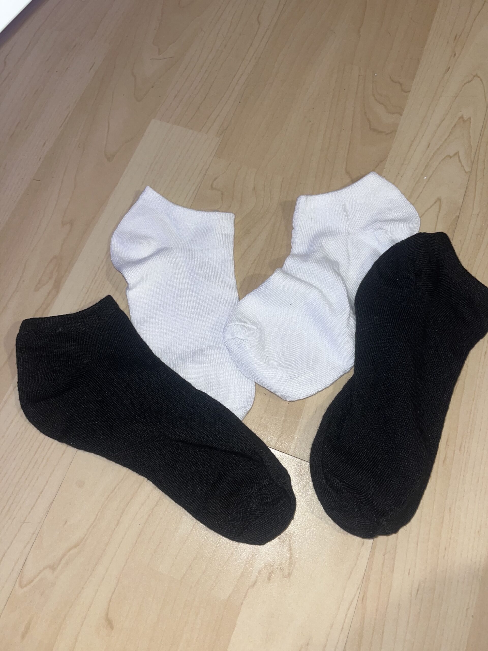 black-or-white-sneaker-socks-from-anastasia